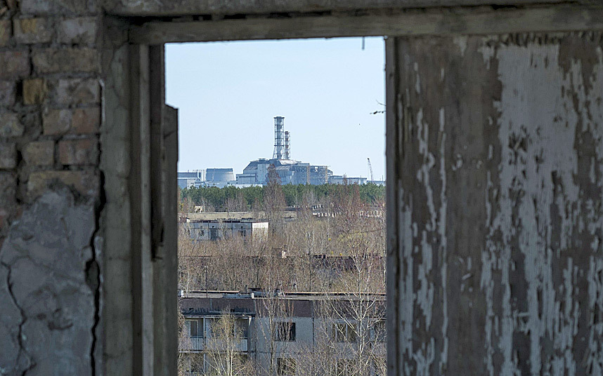 9. С руин Припяти виден поврежденный четвертый реактор Чернобыльской АЭС.