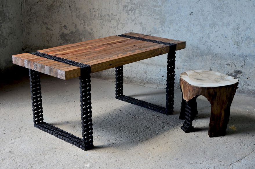 1. Этот стильный и современный на вид кофейный столик сделан из старых досок и ржавой цепи.