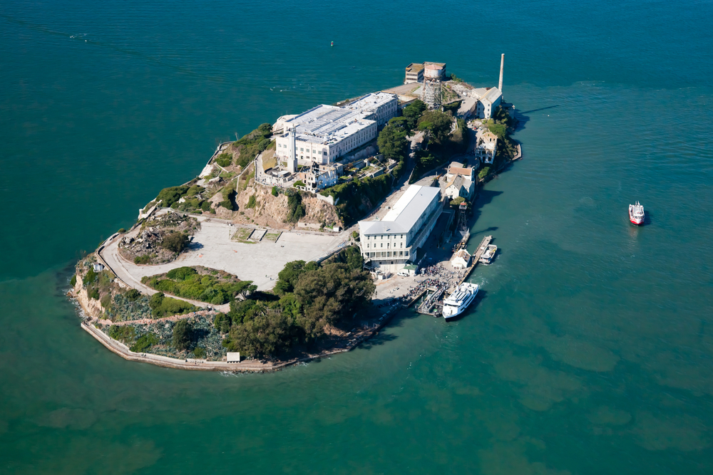 3. Десятки бывших тюрем открыты для общественности, в том числе знаменитая тюрьма Алькатрас, расположенная на острове у берегов Сан-Франциско. Некоторые тюрьмы даже переоборудованы в отели, например Malmaison Oxford в Стамбуле и Hotel Lloyd в Амстердаме. 