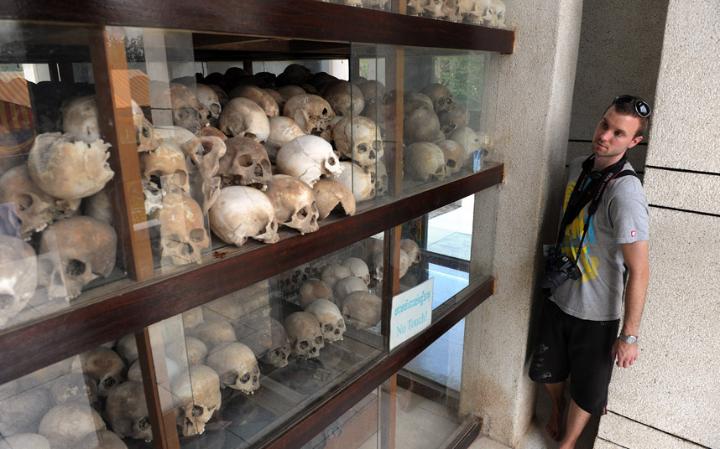 5. Трагедия в Камбодже, где было убито и захоронено до 3 миллионов человек. Сегодня можно посетить места массовых захоронений. Также есть музей, где расположены памятные ступы наполненные черепами жертв геноцида. 
