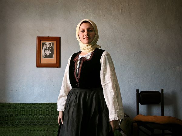 12. Сербская женщина в традиционной одежде своего народа. В Сербии стиль национальной одежды может отличаться в зависимости от региона. (ФОТО: ИГОРЬ МАРКОВ).