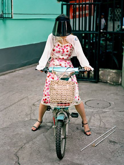 13. Женщина с козырьком от солнца и специальными солнцезащитными рукавами. Эти простые вещи уже давно стали национальной одеждой Шанхая и велосипедисты эти атрибуты используют повсеместно. 