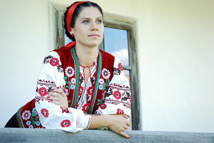 2. Украинская вышиванка – традиционная расшитая рубашка. Рисунок часто означает принадлежность к определенному региону (смотрите фото женских вышиванок).