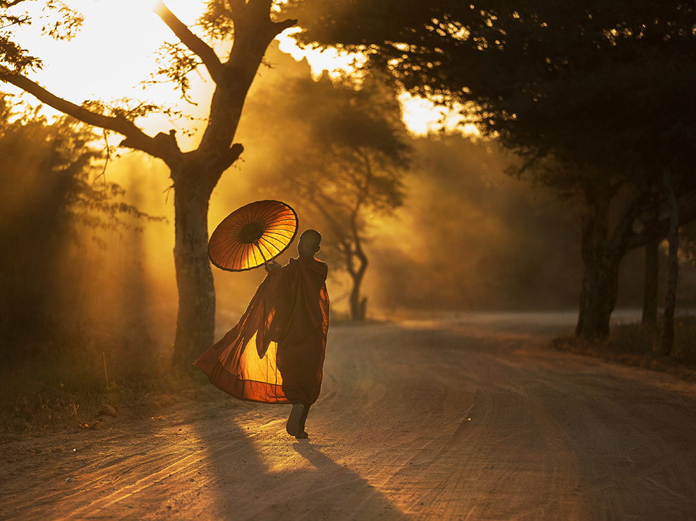 3. Традиционная одежда буддийских монахов Мьянмы. Красная, темно-бордовая или шафранового цвета одежда. (ФОТО: АЛИСТЕР МАКИНТОШ).