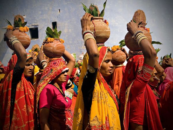 4. Красочные сари женщин Индии. Индийский текстиль – это сочетание древних традиций и тысячи стилей и техник рукоделия.