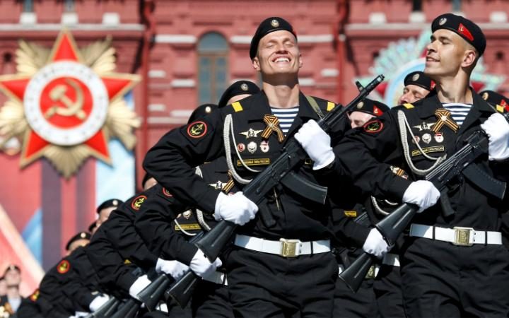 12. Тысячи военнослужащих прошлись по Красной площади.