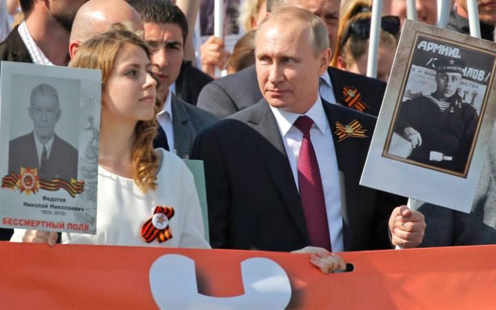 14. Позже Владимир Путин присоединился к «Бессмертному полку». Президент пронес портрет своего отца, Владимира Спиридоновича Путина.