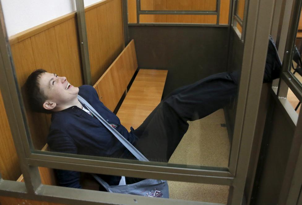 4. На фото реакция Савченко на приговор суда.
