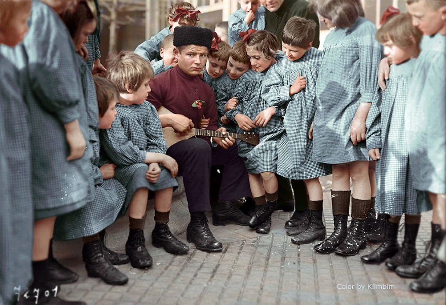 17. Музыкант, окруженный группой детей, 1940 год.