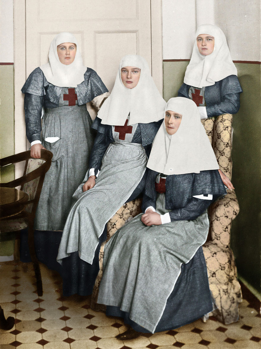 22. Царица Александра Федоровна с дочерьми в военном госпитале во время Первой мировой войны.