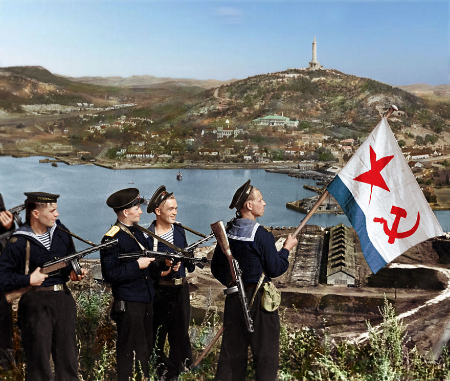 50. Советские моряки поднимают флаг ВМФ СССР, Порт-Артур, 1945 год.