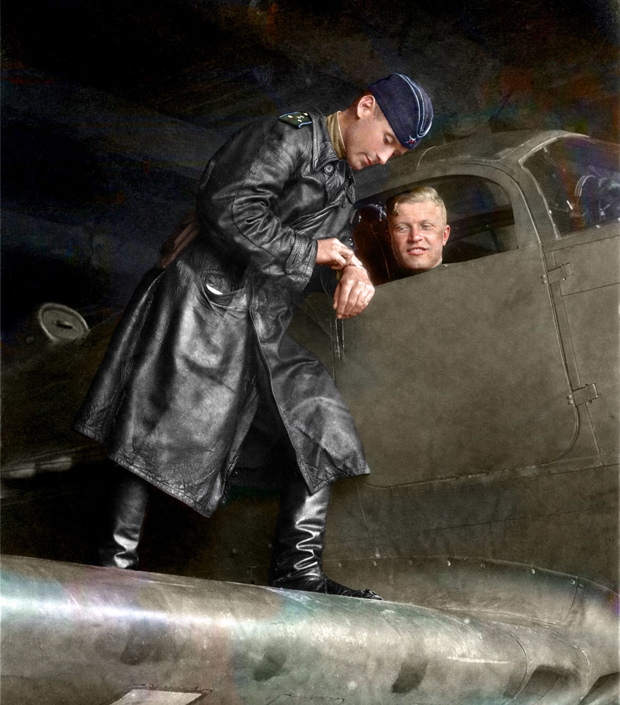 51. Капитан Александр Пронин и майор Сергей Бухтеев перед вылетом, 1943 год.