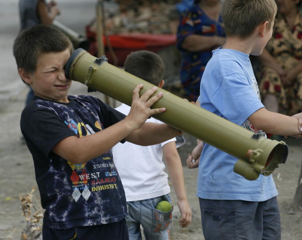 2. Дети играют с гранатометом в Южной Осетии в городе Цхинвал. 1 сентября 2008 год.