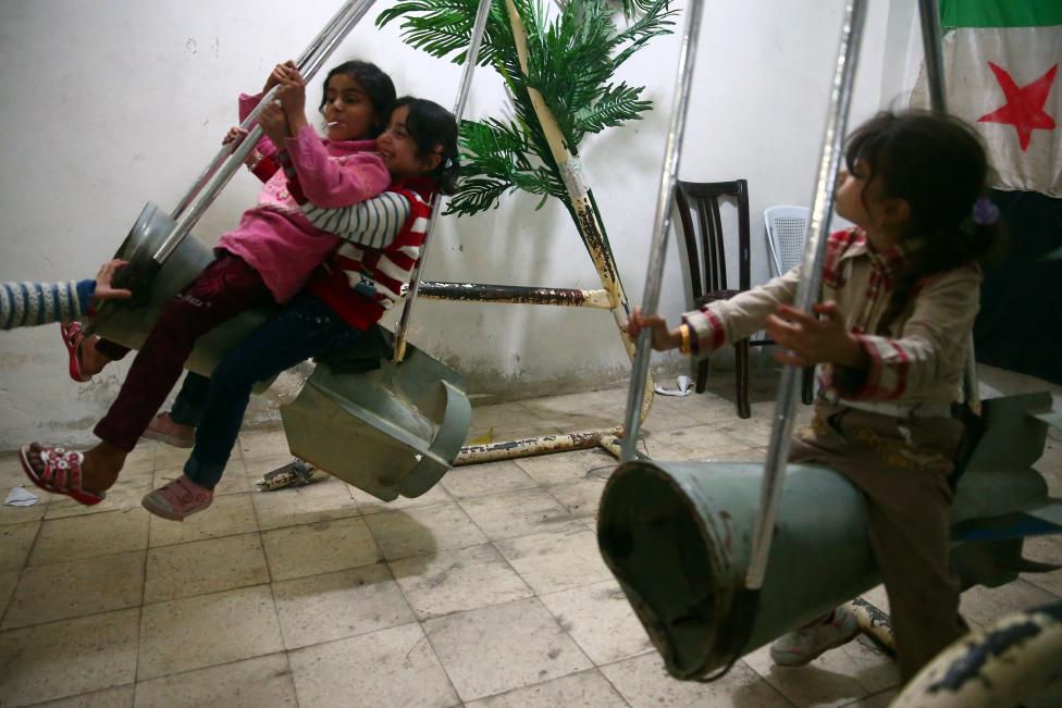3. Самодельные качели из остатков ракет в Думе, Дамаск.