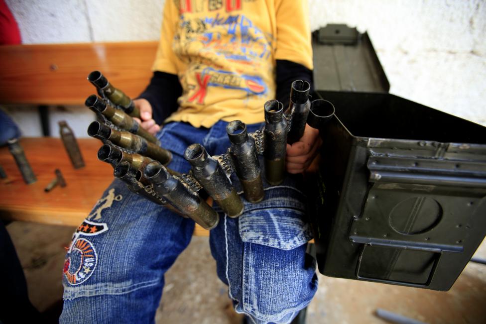 4. Израсходованные боеприпасы стали игрушкой для этого ливийского мальчика.