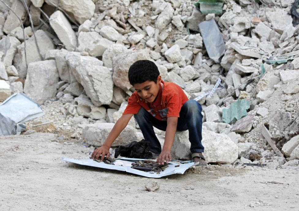 6. Ахмад, сирийский мальчик, показывает свою коллекцию осколков и пустых патронов. 