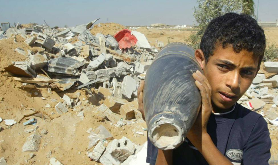 8. Палестинский мальчик с израильским артиллерийским снарядом в руках. Газа.