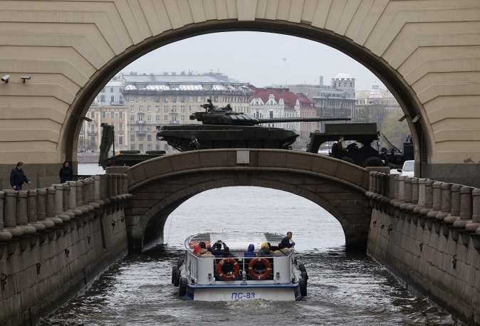 18. Российские танки Т-72 прошли рядом с Эрмитажем в Санкт-Петербурге. В Петербурге парад будет проходить на Дворцовой площади.