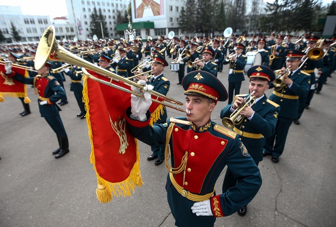 7. Военный оркестр готовится к параду. 