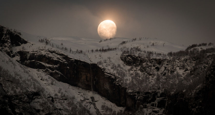 6. Восход луны над норвежскими скалами.