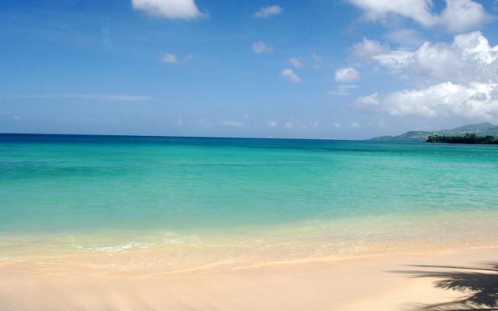 3. Гранд - Анс, Гренада. Большой пляж с золотым песком, с которого видно Сент-Джордж, столицу Гренады. На пляжах Гранд-Анс много ресторанов и спортивных объектов. Спокойная вода и песчаное морское дно. 