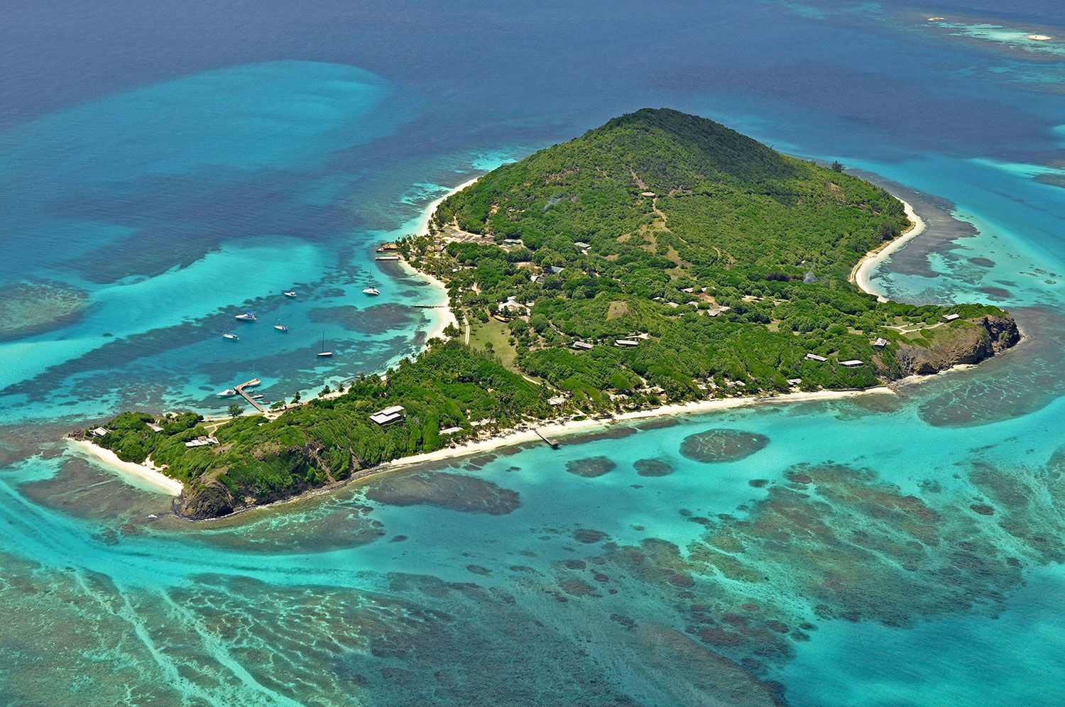  7. Пти-Сент-Винсент, Гренадины. Если ваш бюджет позволяет вам частную жизнь на острове – то это пляж будет отличным местом для отдыха. Белый песок огибает 50 га зеленого леса. 