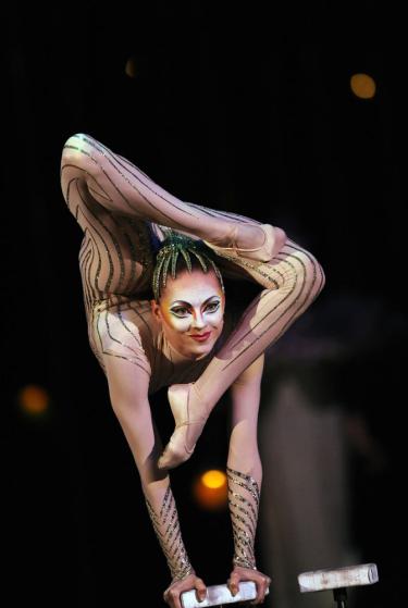 5. Сегодня в цирке работают актеры со всего мира, в том числе и из России. Ирина Науменко репетирует акробатический номер шоу Varekai.