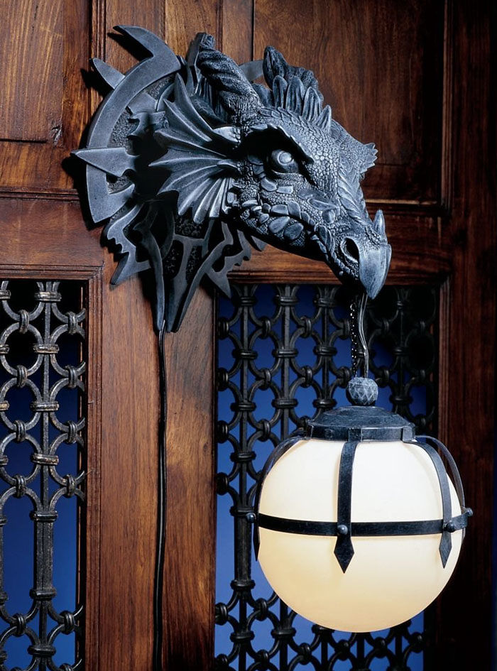 11. Лампа в форме головы дракона.