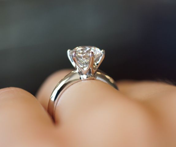 3. Классическое кольцо с бриллиантом.
