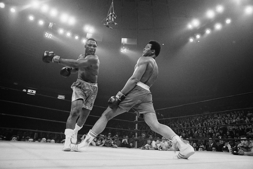 1. На фото бой Мохаммеда Али и Джо Фрейзера. На ринге Али обладал необычайной скоростью для тяжеловеса. Как ни парадоксально, но тот бой Али проиграл. Бой получил название «Триллер в Маниле» и это было первое поражения Мохаммеда Али.