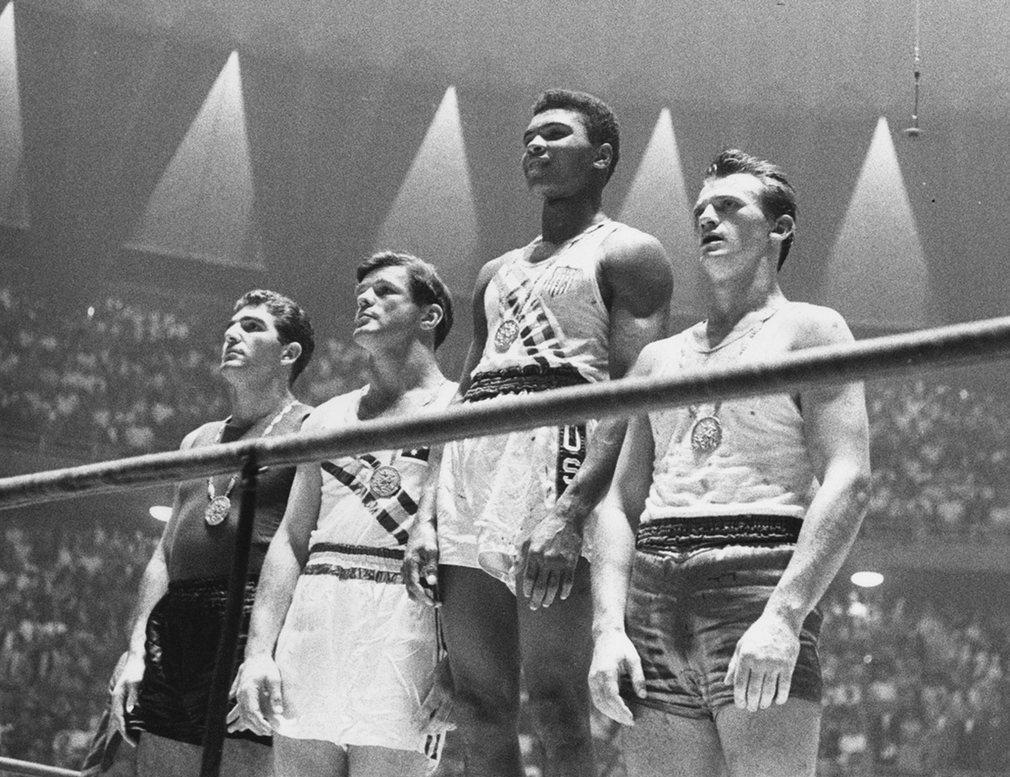 7. 18-летний, тогда еще Кассиуc Клей, стал чемпионом Олимпиады в 1960 году в полутяжелом весе. 