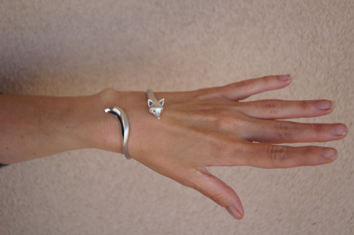 6. Но не только кольца создает Майкл Татом. Вот – серебряный браслет-лисица с камешками в глазах.