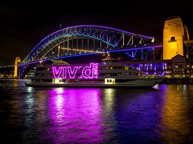7. Морской транспорт курсировал с неоновыми надписями Vivid Sydney, привлекая внимание к световому шоу. Хотя не заметить его и так было невозможно.