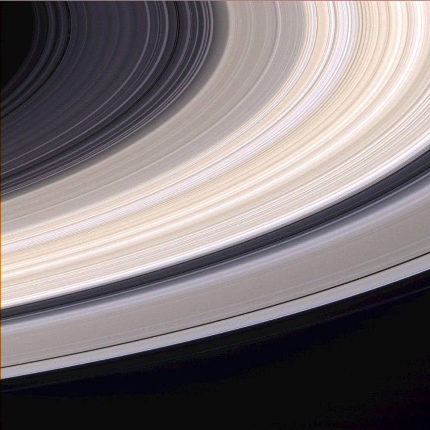 2. Полетать возле колец Сатурна.
