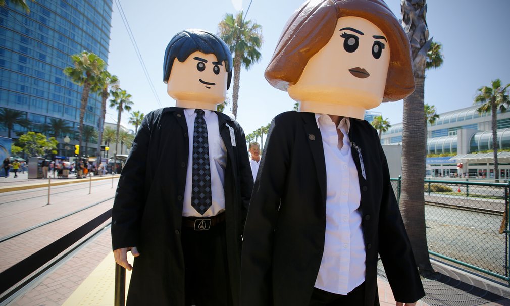 6. Семейная пара в костюмах человечков Lego, изображающих агентов Малдера и Скалли из X-Files.