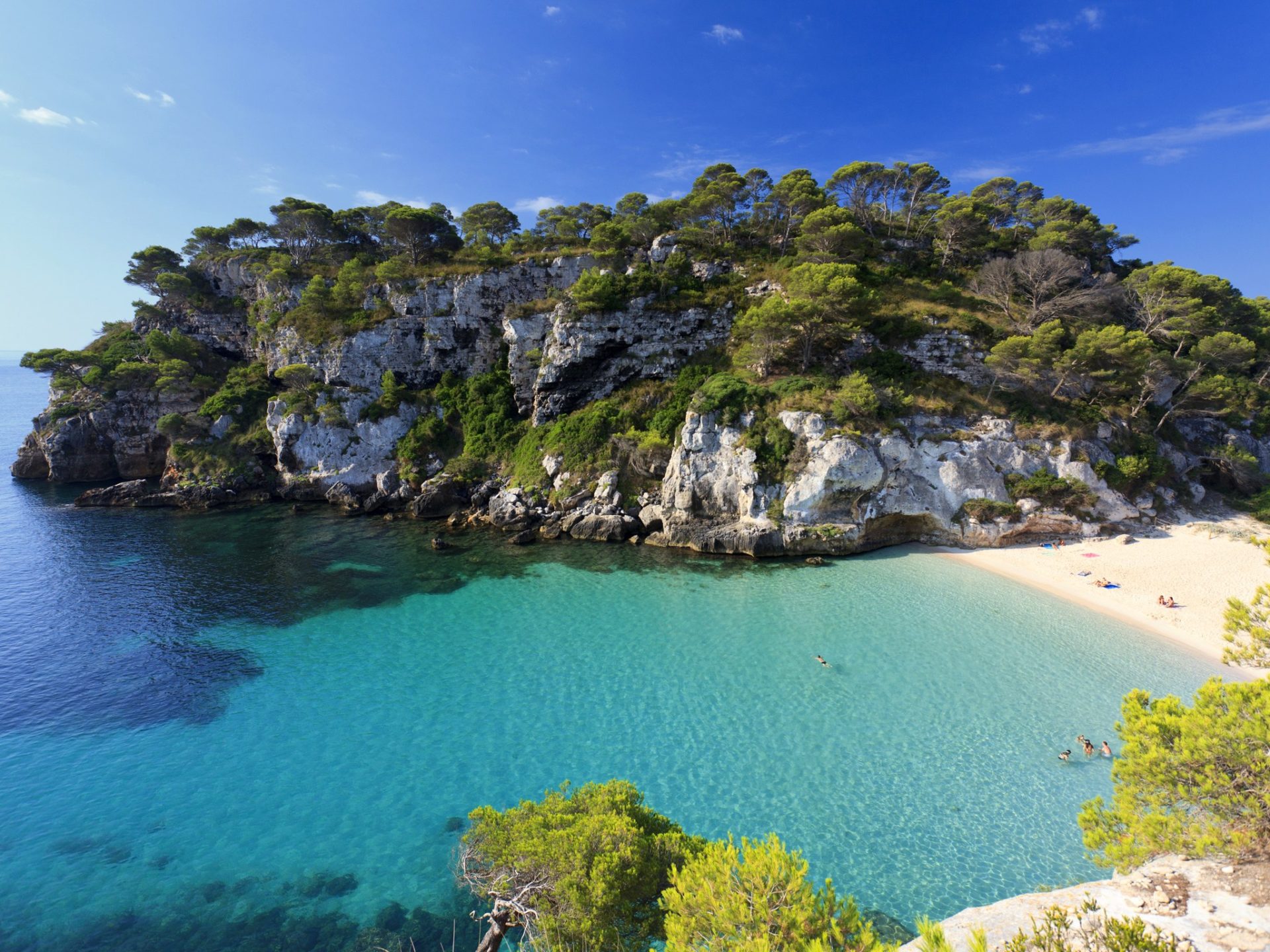 2. Пляж Кала Макарелья, остров Менорка, Испания.