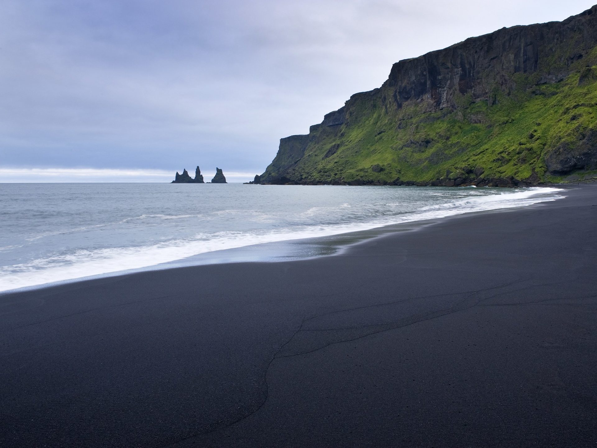 5. Пляж Вик с черным песком, Исландия.