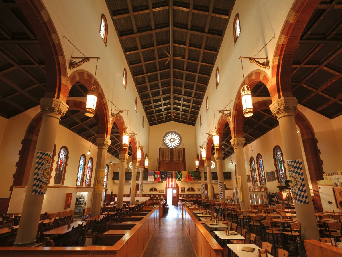 1. The Church Brew Works – ресторан-пивоварня и бывшая римско-католическая церковь построенная в 1902 году и ставшая пивоварней в 1993.