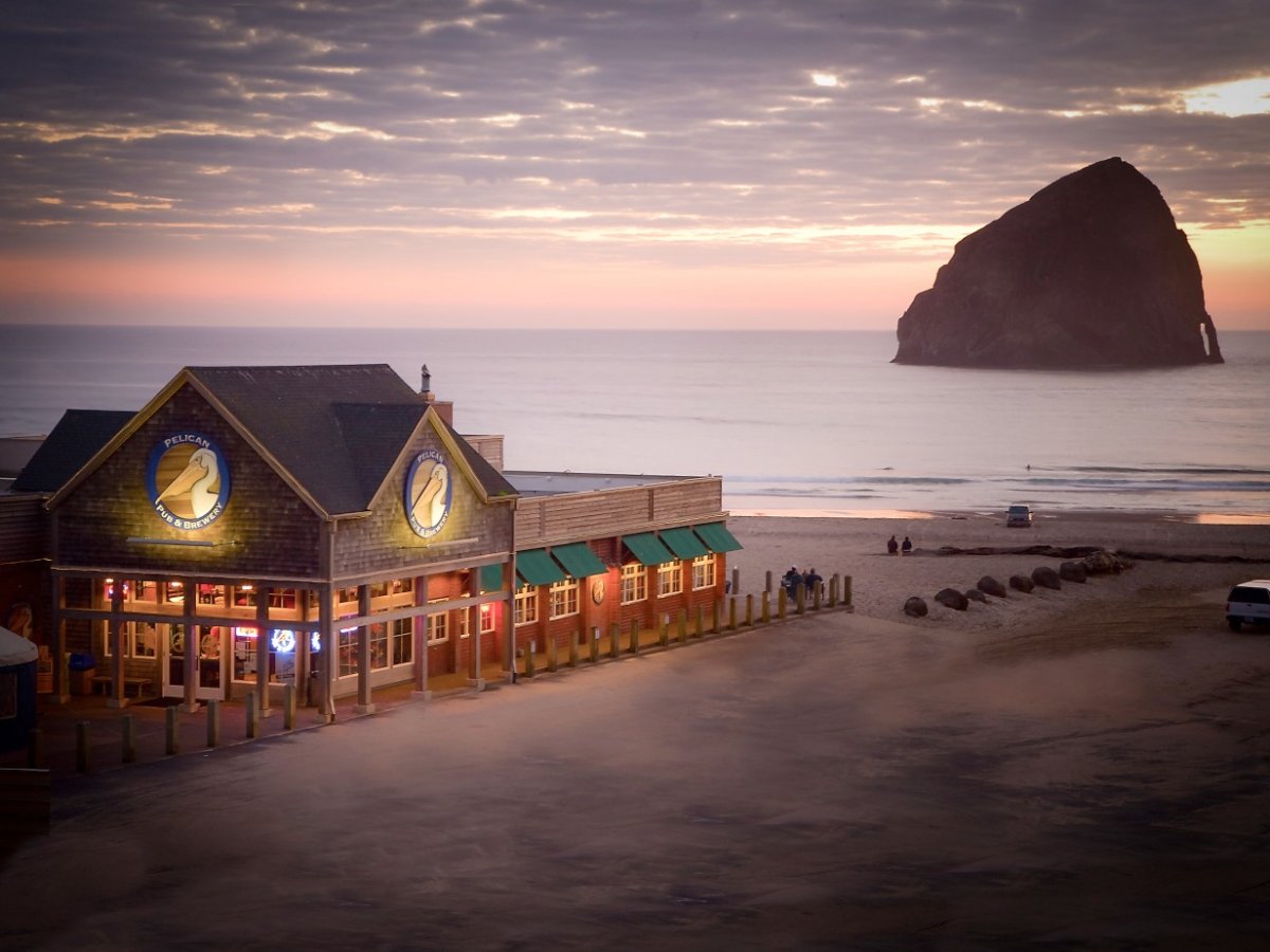 3. The Pelican Pub and Brewery в штате Орегон – это паб и пивоварня на берегу океана. Можно наслаждаться пенным напитком с видом на море.