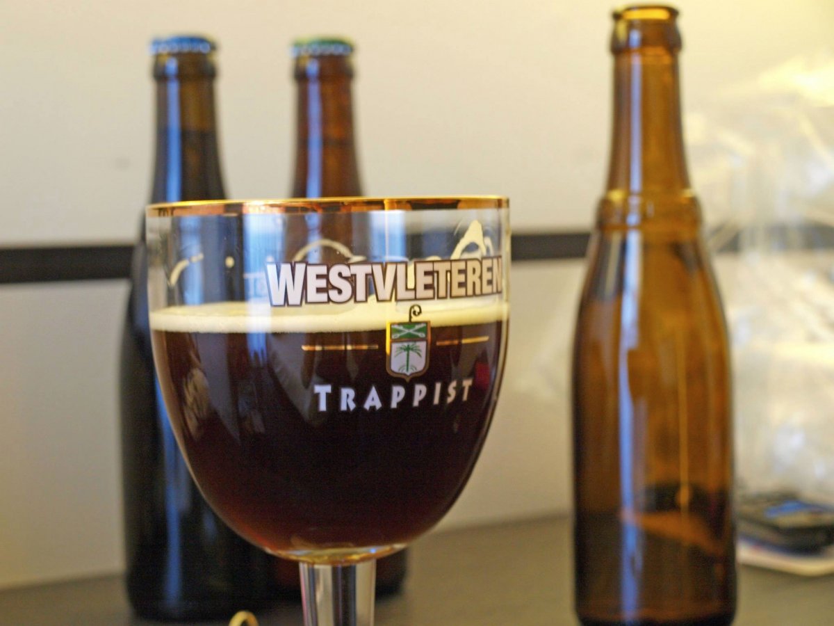 7. Пивоварня Westvleteren в аббатстве Бельгии Сент-Сикста варит лучшее пиво в мире. Когда сайт RateBeer.com включил их темное в рейтинг лучшего пива в мире, отбоя от посетителей не было конца. 