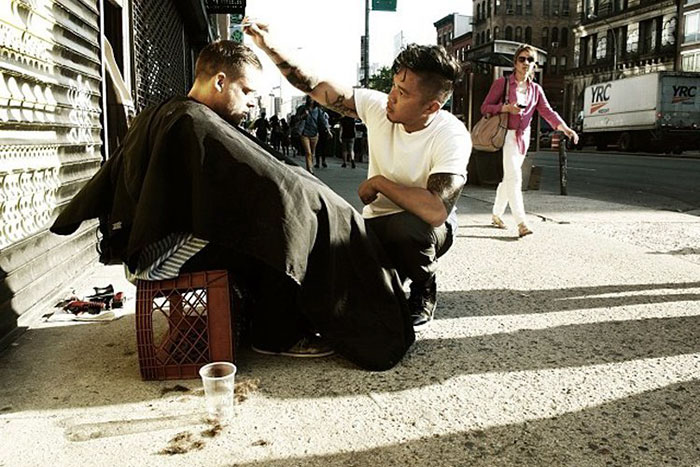7. Каждое воскресенье этот нью-йоркский парикмахер бесплатно стрижет бездомных.
