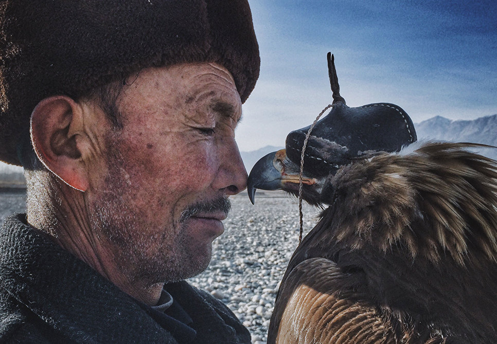 1. Гранд-при в номинации «фотограф года» стал Сюань Ню из Китая за свой снимок «Человек и орел».