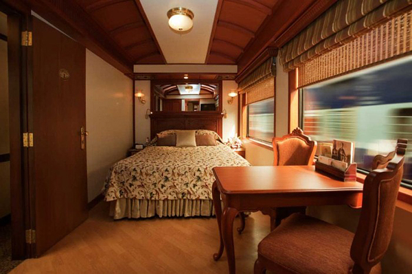 1. Внутри поезд поражает своими роскошными интерьерами. Все, от каркаса кровати до внутренней отделки вагона выполнено из дорогого дерева. 