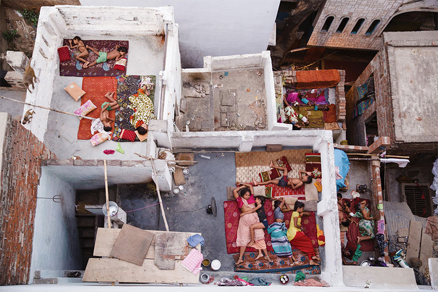 6. Второе место в номинации «Люди»: «Сон на крыше», Варанаси, Индия.