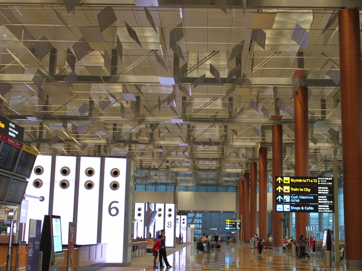 1. Сингапурский аэропорт Чанги. Пассажирооборот – 55 449 000 пассажиров.
