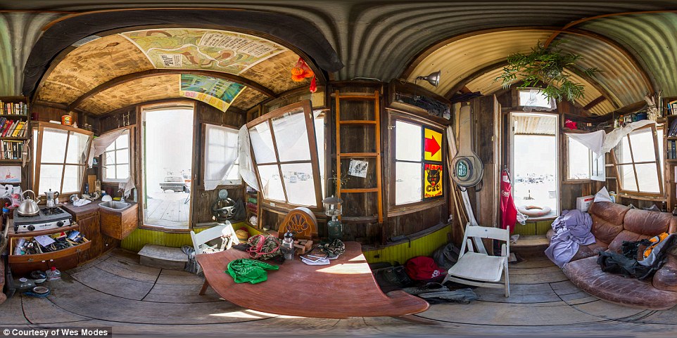6. Панорамный снимок, сделанный внутри лодки, показывает все удобство не борту. Небольшая кухня, раковина, стол и старый кожаный диван.