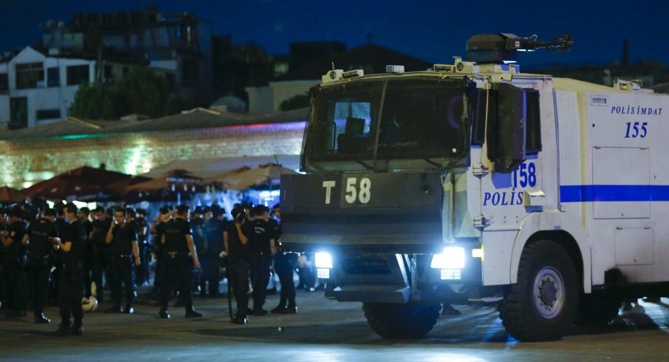 11. Сторонниками Эрдогана остается турецкая полиция, действующая в интересах действующих властей. 