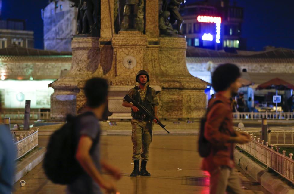 12. Первые сообщения о стрельбе в столице Турции появились около 23.00 мск,