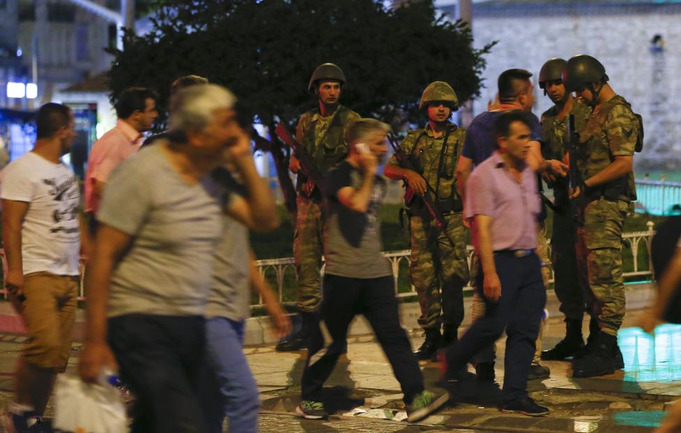 16. Переворот начала группа военных. Другая часть армии поддерживает режим Эрдогана. 