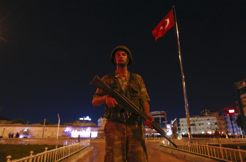 3. Сообщается, что турецкими военными было захвачено здание государственного телеканала.